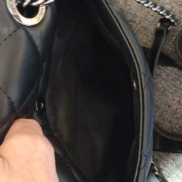 Elegant Black Quilted Shoulder Bag - Picture 5 of 10